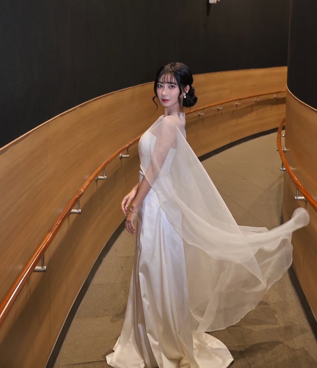 「啦啦隊女神」一粒應援途中疑不適！突摀嘴衝去場外，本尊親自回應：不是孕吐