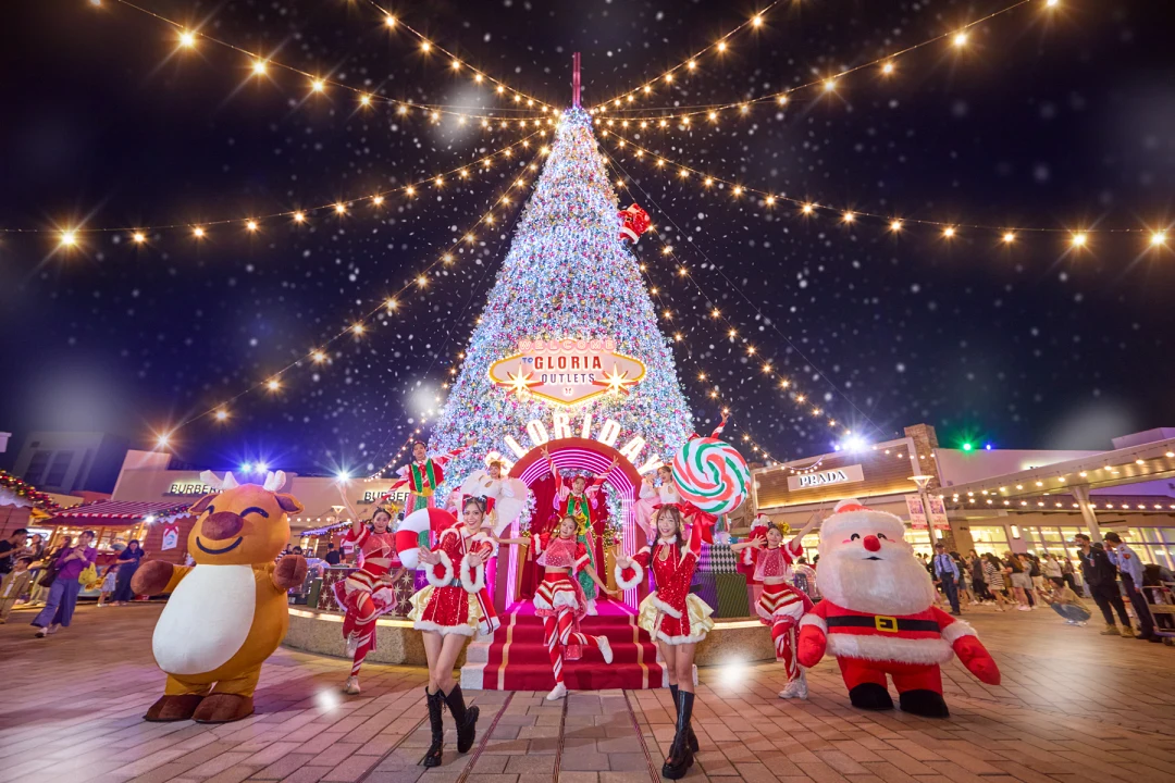 華泰 20 米飄雪穿越聖誕樹重磅回歸，帶來結合五感沈浸式的璀璨體驗。