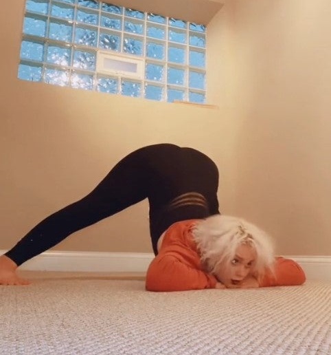 一張「高跟鞋勾網襪」藝術照吸引超過 9,000 萬次觀看，引起全網模仿拍攝風潮