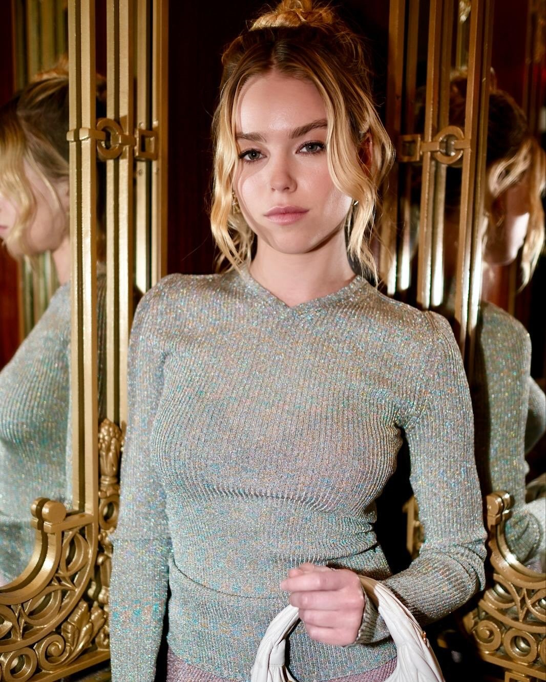 由年輕的米莉·愛考克飾演超少女