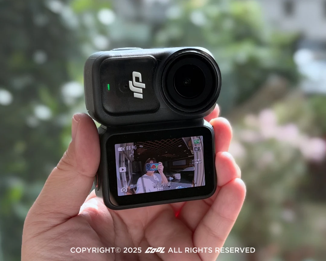 Osmo Nano 可搭配多功能 Dock 使用,該 Dock 具 OLED 觸控螢幕與磁吸設計,可作為遠端操作介面。