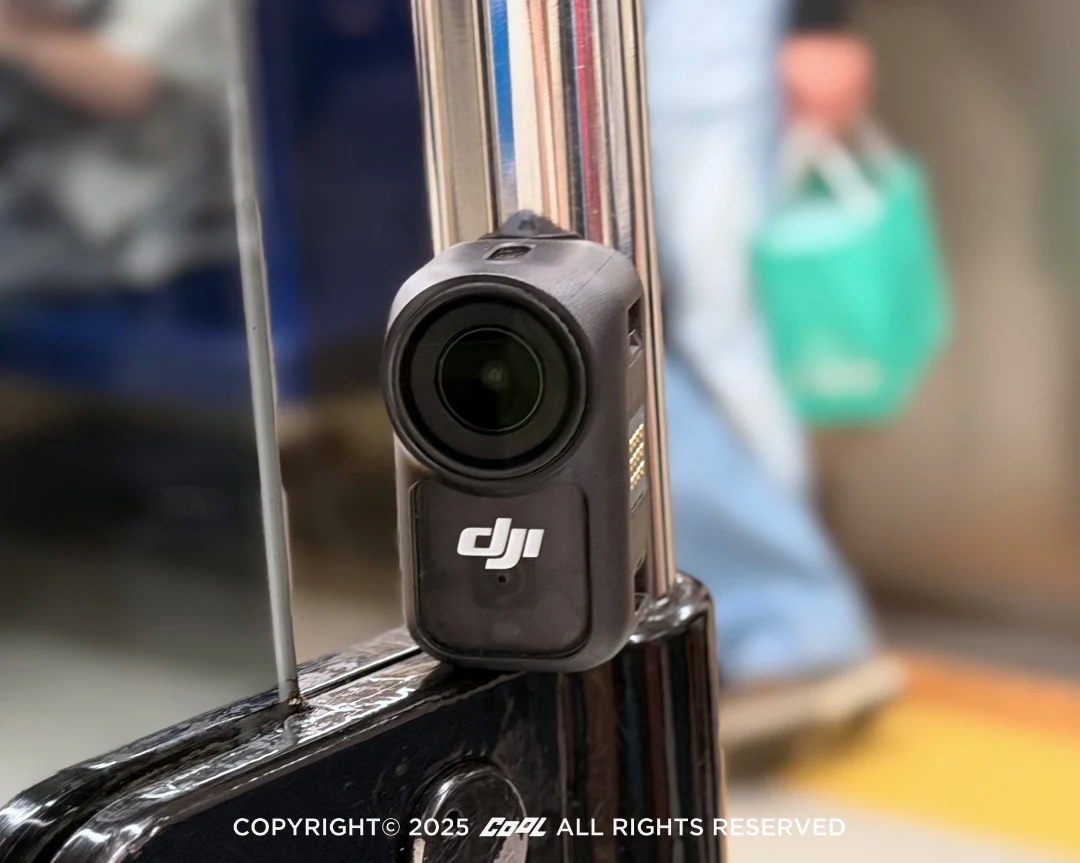 DJI Osmo Nano 主機底部與側邊還具備磁吸設計,能吸附在任何金屬表面,實現多種創意角度的拍攝。