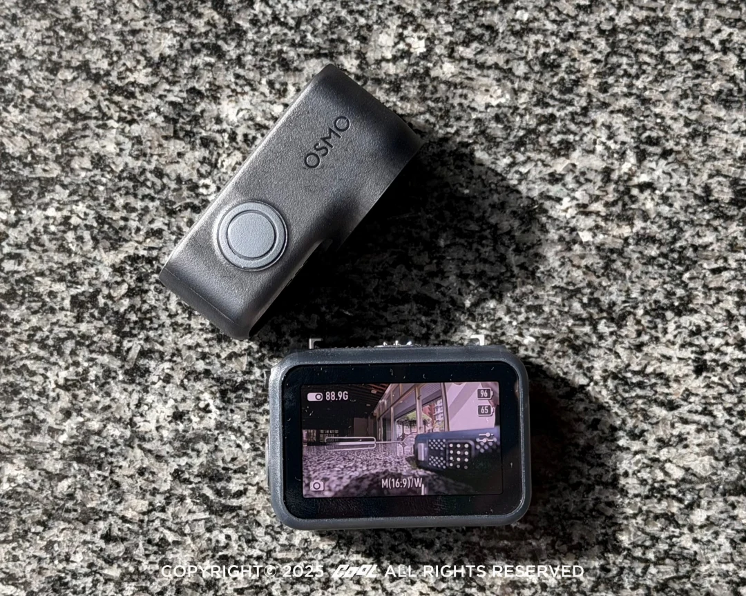 DJI Osmo Nano 採用主機+多功能影像傳輸模組(Dock)兩段式設計