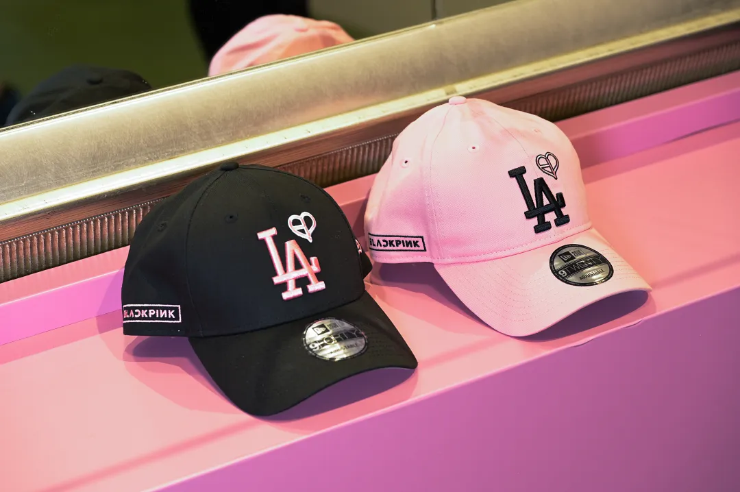 現場展出多款必收單品:連帽大學 T、短袖T恤、經典棒球帽共超過20 款限定單品吸睛亮相