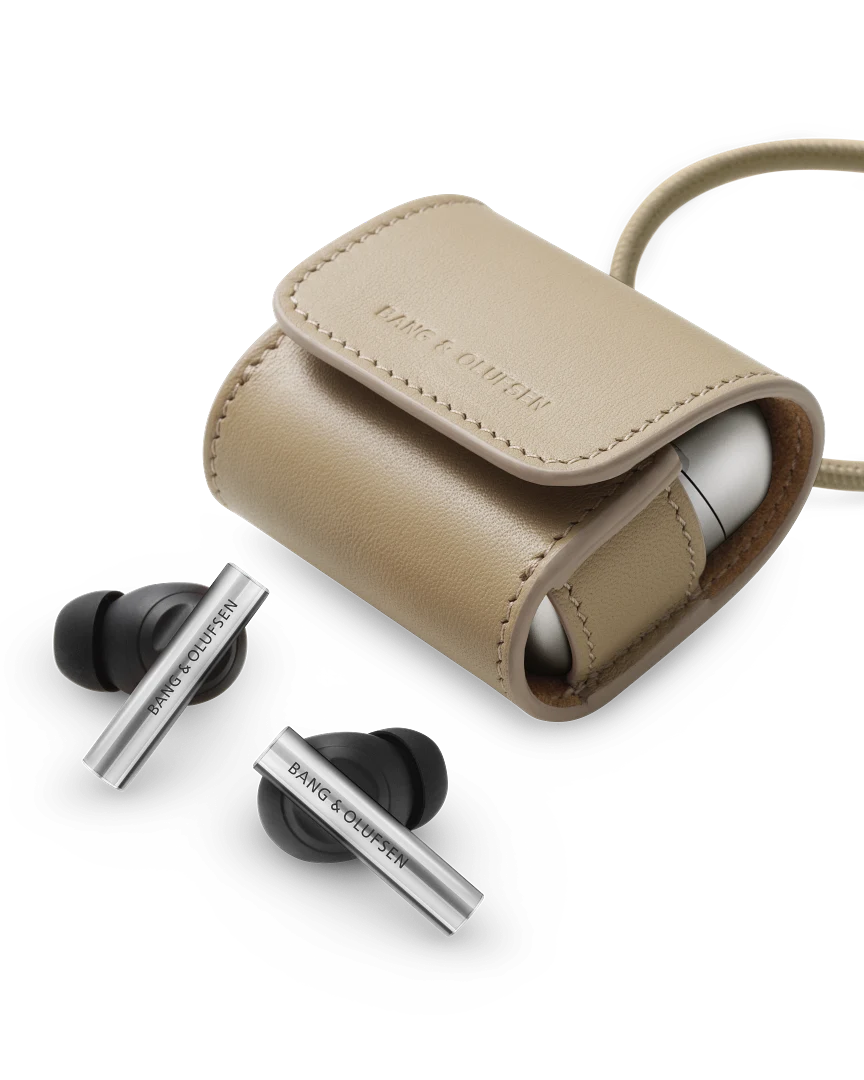 Bang & Olufsen 精心打造可供選配的高級柔軟皮革收納袋,完美貼合並包覆 Beo Grace 鋁製充電盒,有暗夜黑、蔓越莓紅與貝殼沙 3 種顏色可選,建議售價 9,980 元。