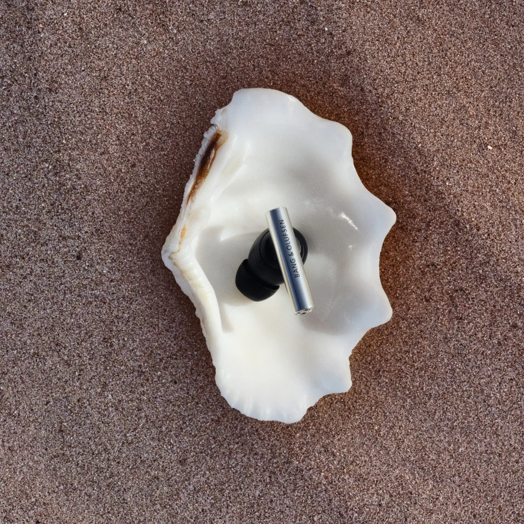 Beo Grace 是一場對於「可佩戴的耳機雕塑」之探討,靈感來自高級珠寶的優雅,建議售價 40,800 元。