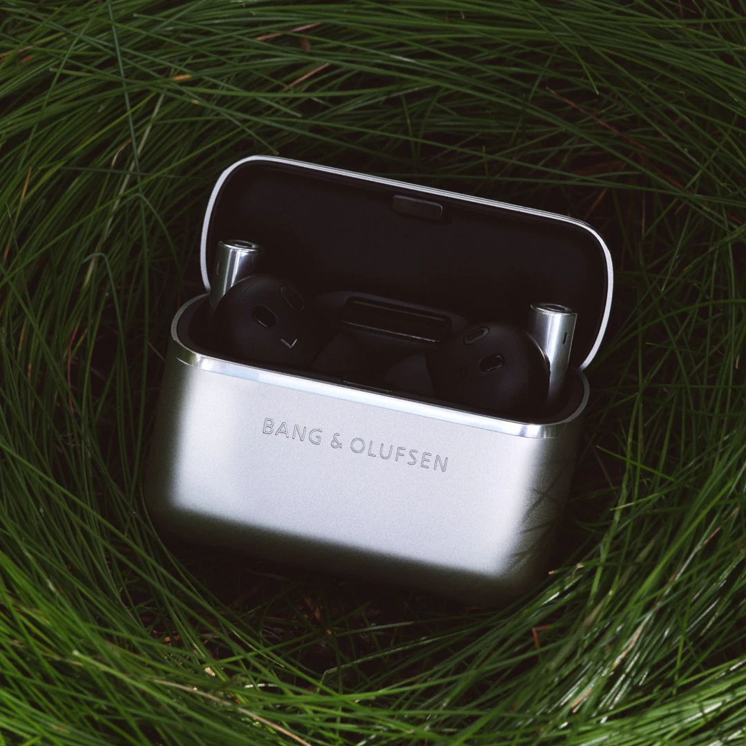 線條簡約流暢、經珠光噴砂工藝處理的鋁製充電盒,兼具時尚與便攜性