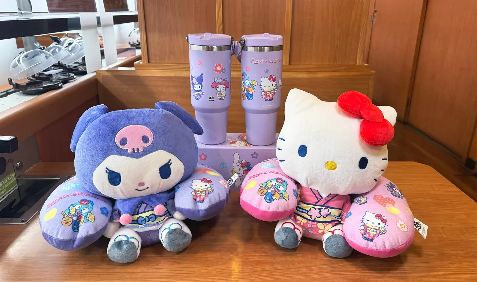 藏壽司 x 三麗鷗家族加價購商品：不鏽鋼手提吸管杯、Hello Kitty 與酷洛米兩用玩偶頸枕