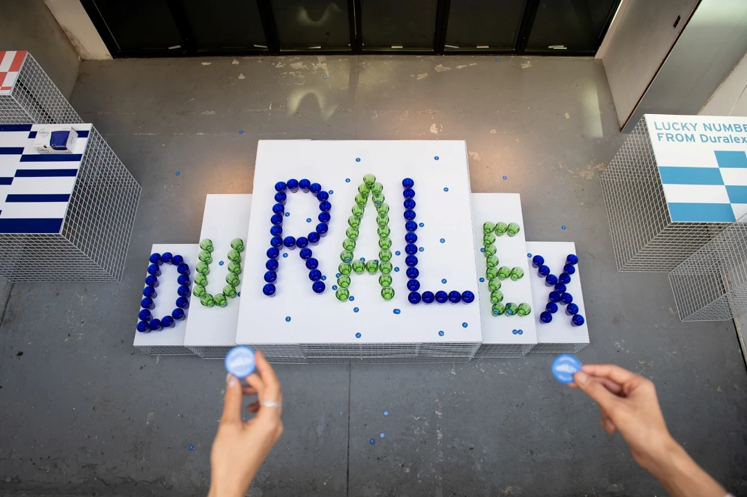 消費者完成指定動作即可獲得一枚「幸運許願幣」投進天井許願池，就有機會免費將風靡全球的經典杯款與好運直接帶回家。