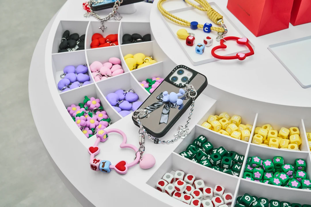 台北遠東 Garden City 門市打造客製化專屬空間，讓消費者可在此親手 DIY 手機織繩背帶或腕帶，挑選多款串珠，拼出專屬名字或英文字母