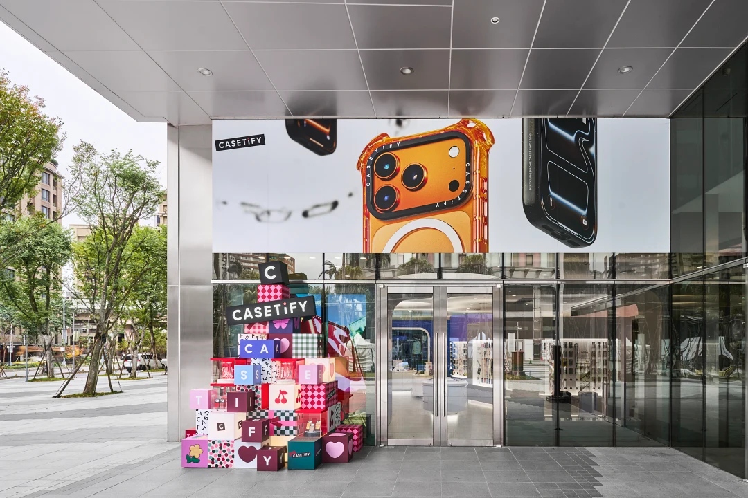 CASETiFY 將經典手機吊飾上的繽紛矽膠串珠放大、串連、堆砌，打造出高達 3.2 公尺的超巨型聖誕樹！