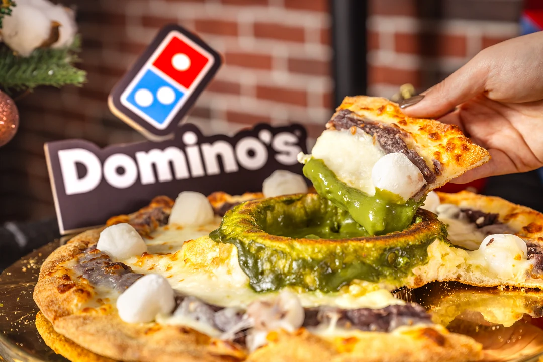 達美樂火山系列甜蜜新作「相思抹茶火山披薩」,以香濃抹茶結合綿密紅豆與Q彈麻糬,尾韻十足的茶香、豆香瞬間在唇齒間綻放。