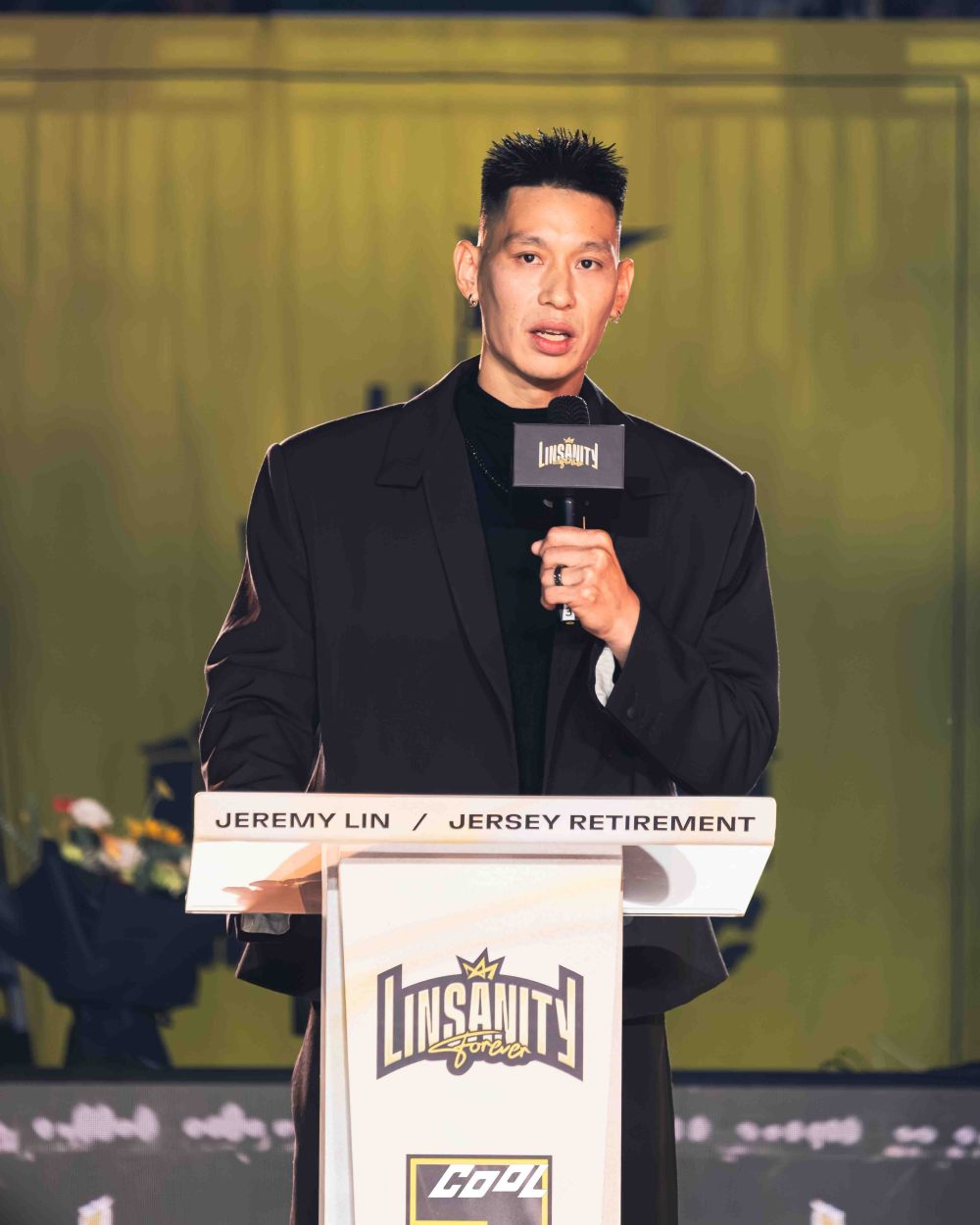 林書豪退休儀式穿 NAMESAKE 西裝