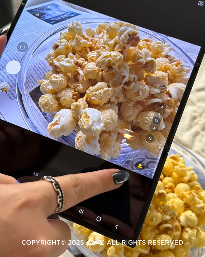 Galaxy Z TriFold 的 1200 萬畫素超廣角鏡頭,支援自動對焦與微距攝影。