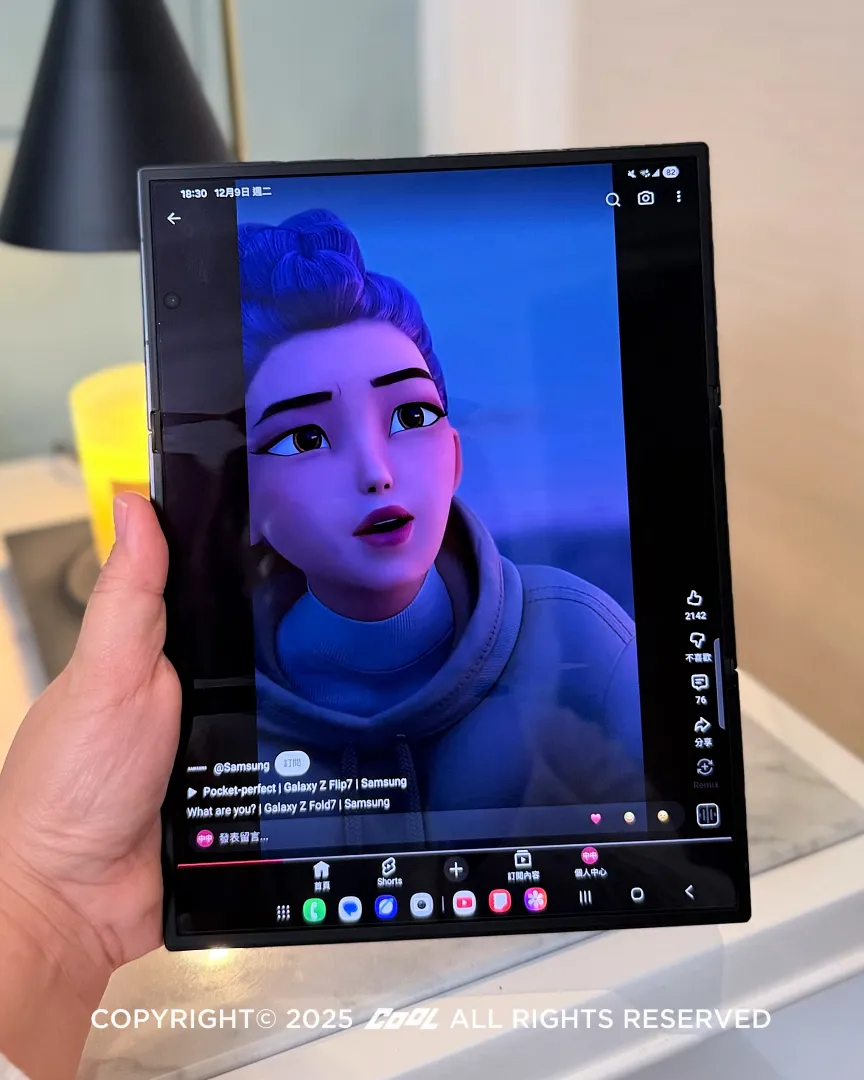 用Galaxy Z TriFold 10吋大螢幕追劇就是爽