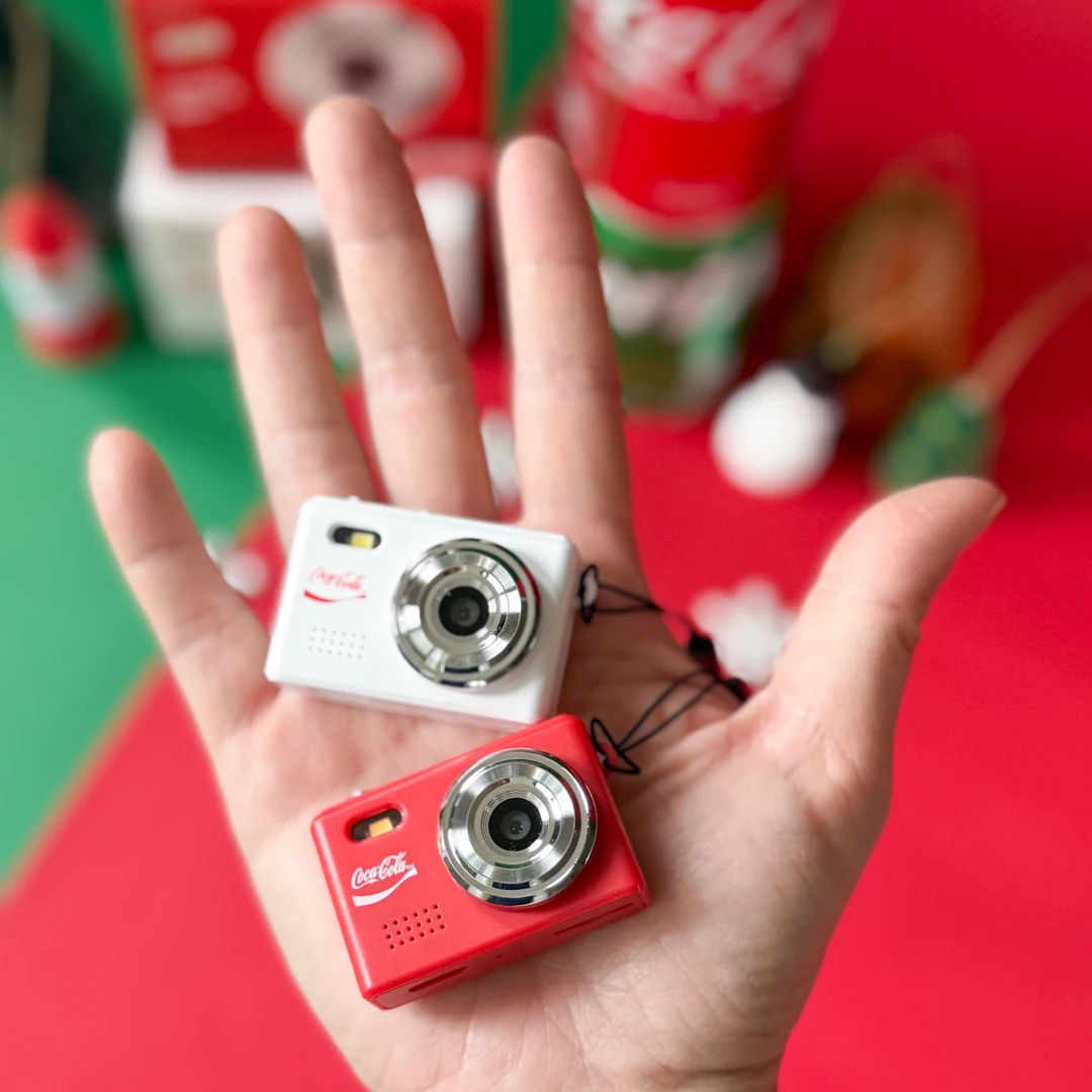 可口可樂迷你數位相機雖然小到能用兩指夾起來,但規格卻相當齊全