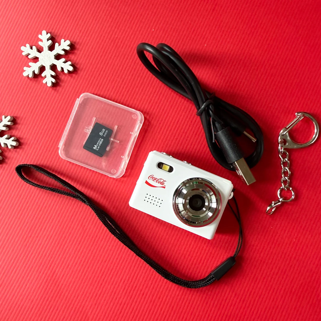 可口可樂迷你數位相機盒內還直接附上 8G microSD 記憶卡與 Type-C 充電線
