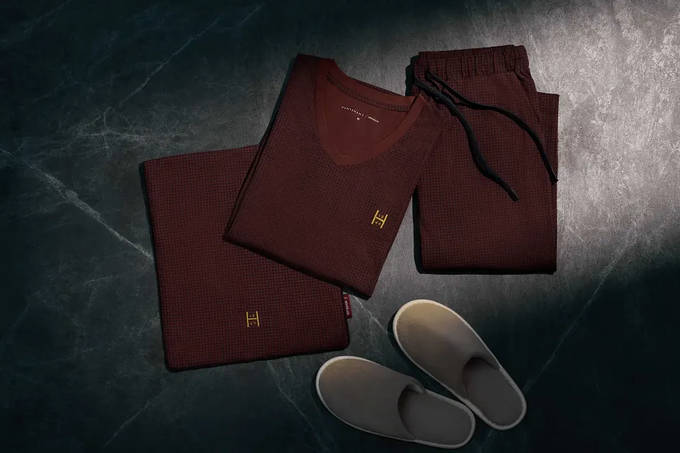 星宇航空頭等艙家居服與英國頂級訂製西服品牌 HUNTSMAN合作,曾登上電影「金牌特務」的 HUNTSMAN是英國頂級訂製西服的經典代表,也是英國貴族的首選。