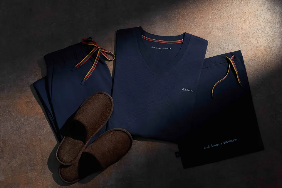 商務艙家居服則攜手英國時尚品牌 Paul Smith,以品牌一貫大膽而不失優雅的設計風格,為長途飛行注入輕鬆且富有品味的時尚氛圍。