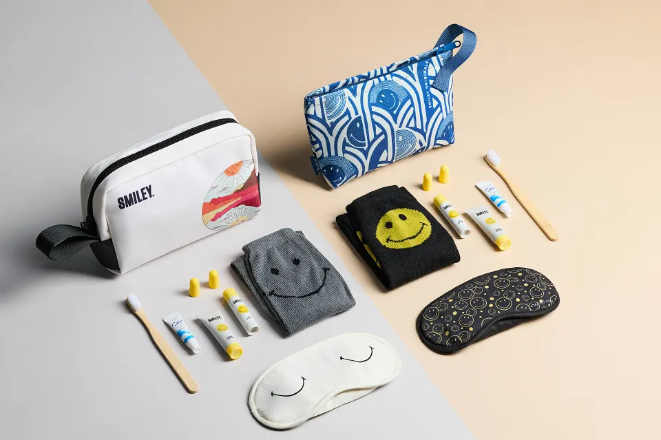 深受旅客喜愛的豪華經濟艙SMILEY 聯名過夜包亦規劃於2026 年2月底迎來全新改版。此次設計以「海洋藍」與「悠閒米」為主題色系,陪伴旅客在長程飛行中保持愉悅心情。