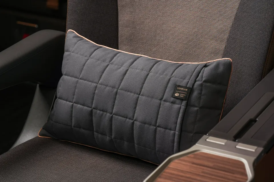 豪華經濟艙也將提供與台灣知名寢具品牌「眠豆腐」聯名枕套,提供旅客更放鬆乘坐體驗。