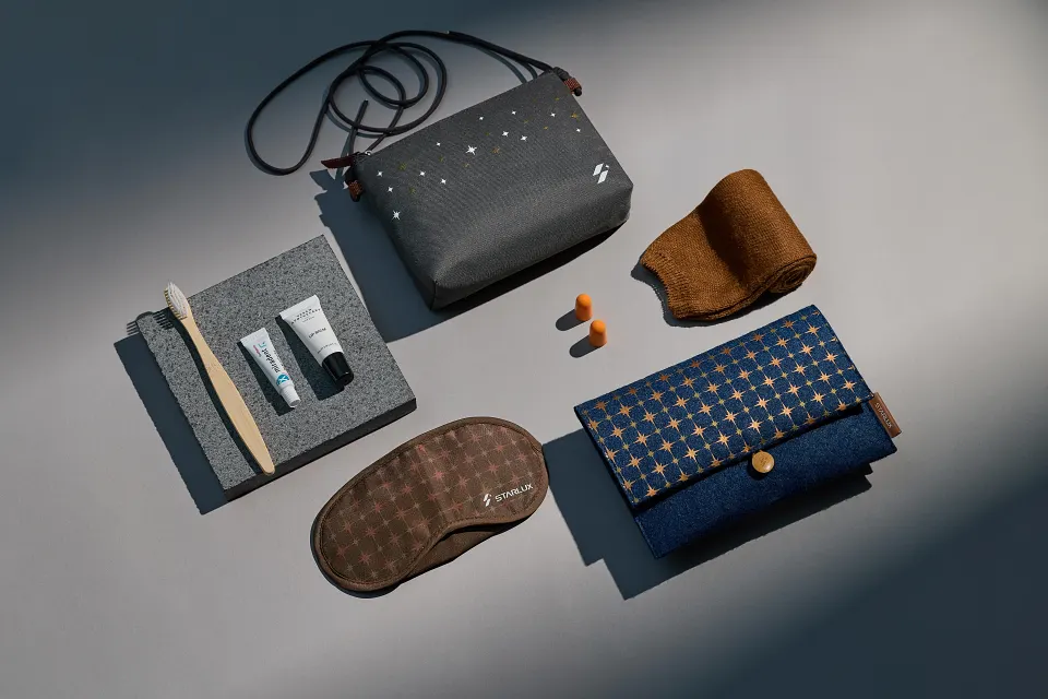 經濟艙自2026年4月中推出全新升級的經濟艙過夜包,外袋亦針對去程與回程設計不同款式,增加收藏樂趣。此次還加入Urban Apothecary護唇膏,為長途飛行增添一抹沉穩舒心的氣息。