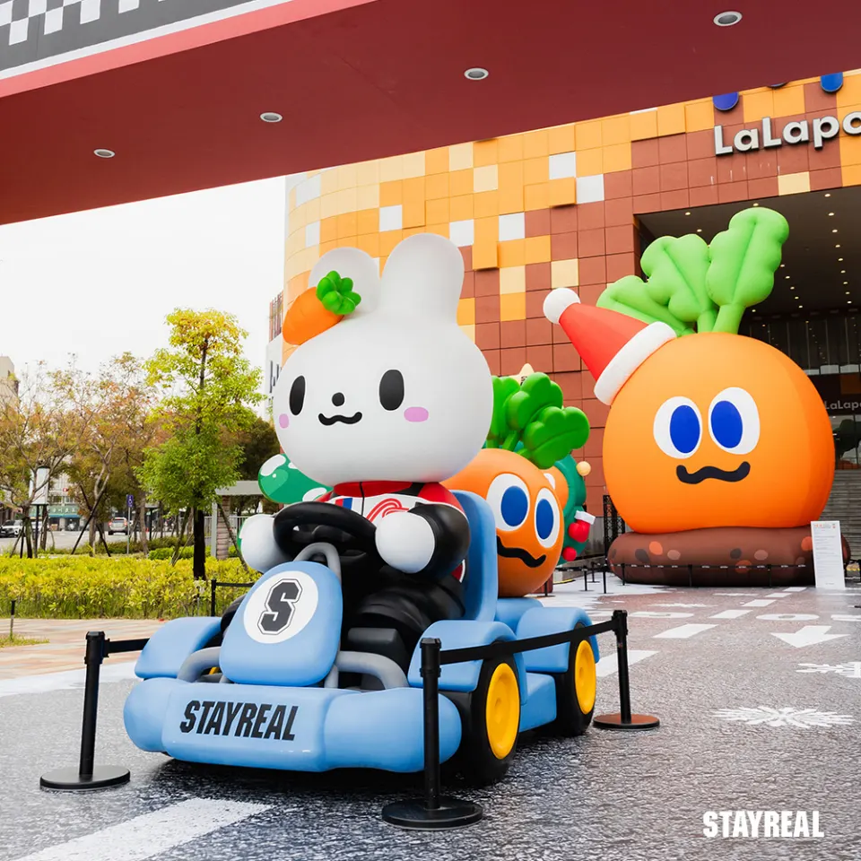 STAYREAL PARK戶外展區：巨型9公尺胡蘿蔔聖誕大道裝置：兔兔化身賽車手，在在飄雪的賽道上盡情奔馳！