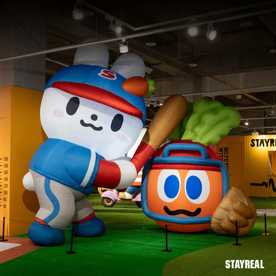 二、STAYREAL PARK室內展區：沉浸式互動主題展覽：4米高的棒球兔兔與蔔蔔捕手初登場！陪你體驗投打樂趣，揮出最強POWER