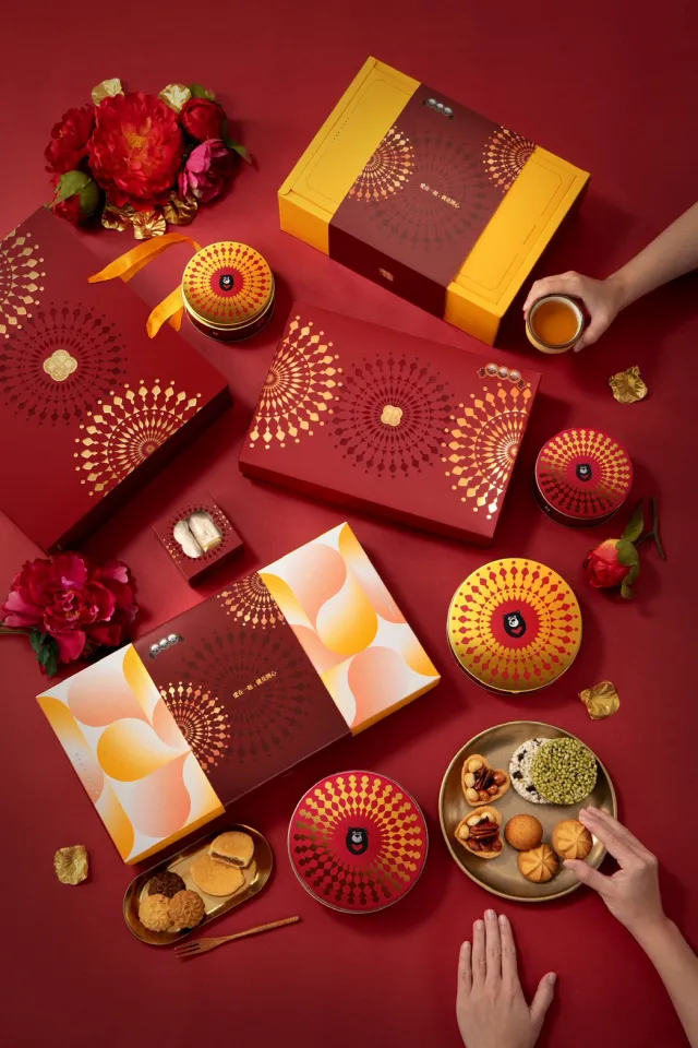 鴻鼎菓子 2026 馬年春節推出「開心果包心曲奇」與「烏魚子曲奇」。