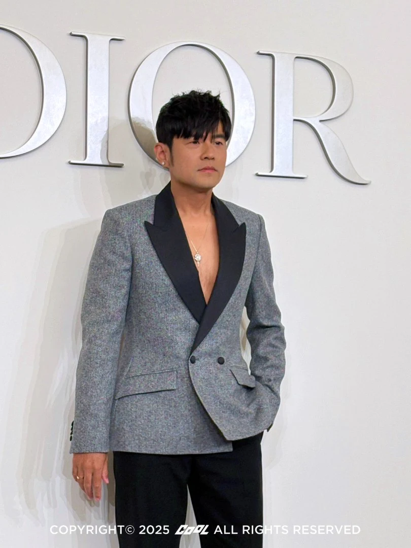 「周董」周杰倫今晚以一套吸睛的西裝外套「中空裝」造型，帥氣現身 DIOR 台北 101 旗艦店