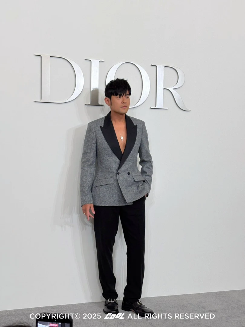 「周董」周杰倫今晚以一套吸睛的西裝外套「中空裝」造型，帥氣現身 DIOR 台北 101 旗艦店