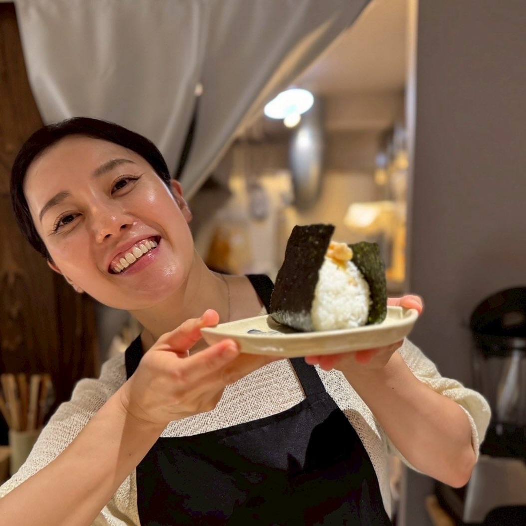 日本飯糰大媽被網友認出是 11 年前的神級 AV 女優     網：這手勁捏出來鐵定好吃！