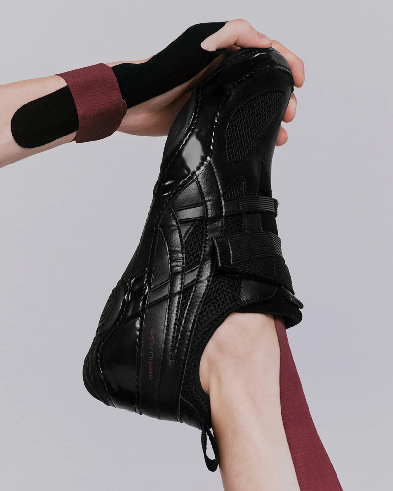 ISSEY MIYAKE X ASICS 聯名打造「ISSEY MIYAKE FOOT」企劃，首波鞋款正式登台！