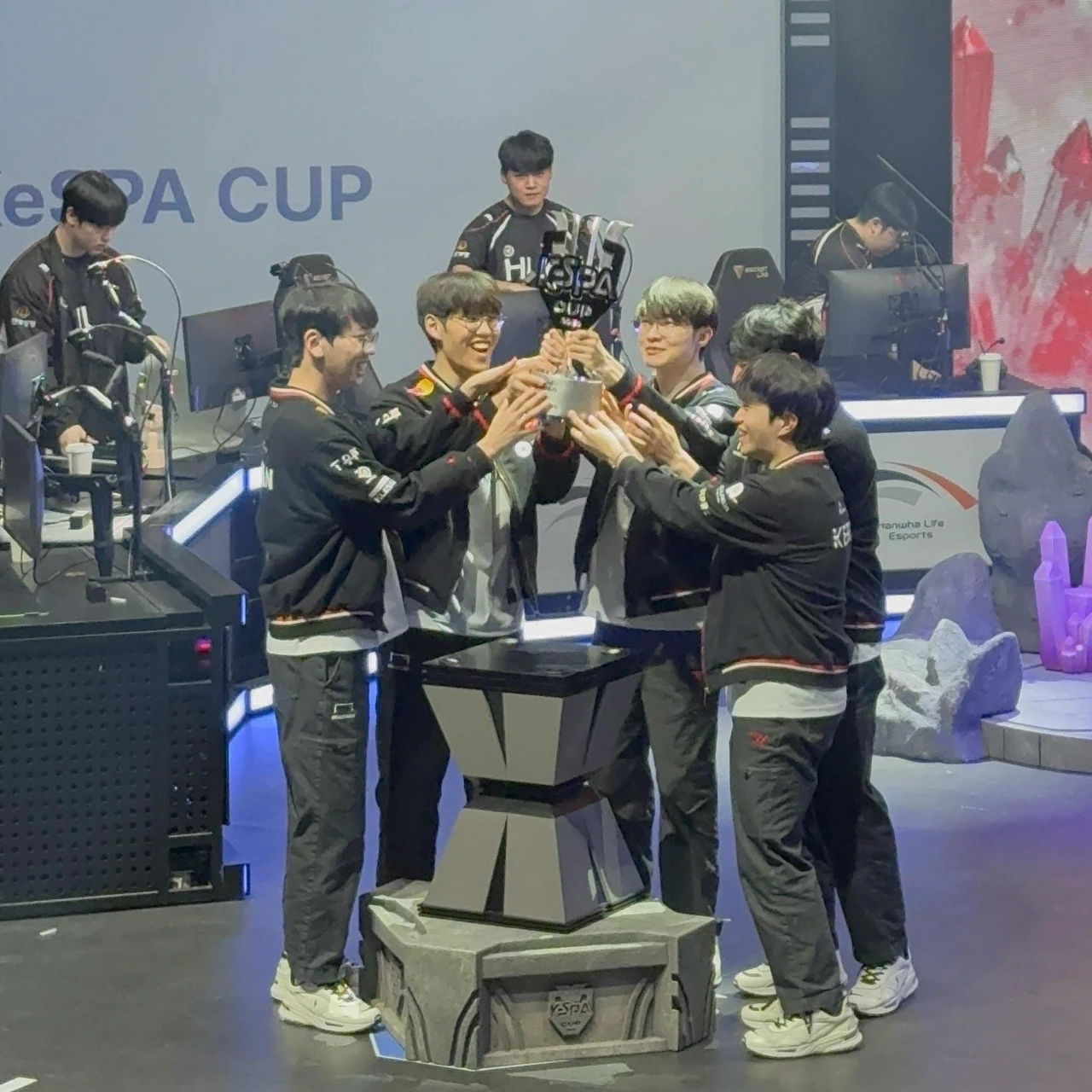 這一幕真的讓不少 T1 粉絲感到心碎。