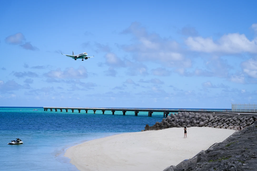 被譽為「日本的馬爾地夫」的宮古島,可以在著名景點17END欣賞其純淨透明的「宮古藍」。