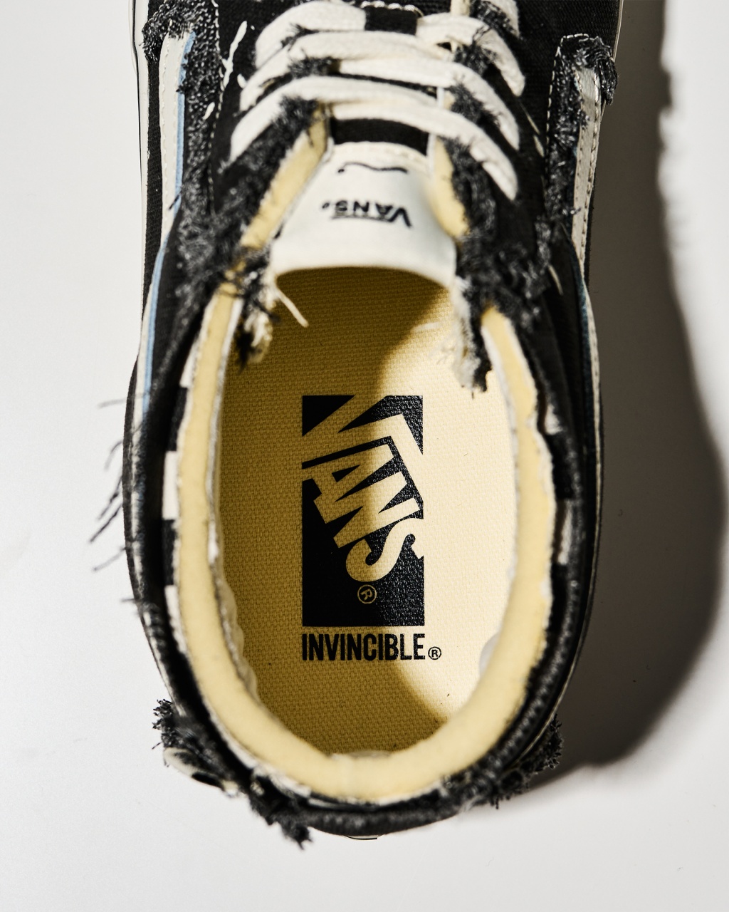 INVINCIBLE® × Vans 全新聯名鞋款登場！解構、雙層鞋面、磨損美學再升級！
