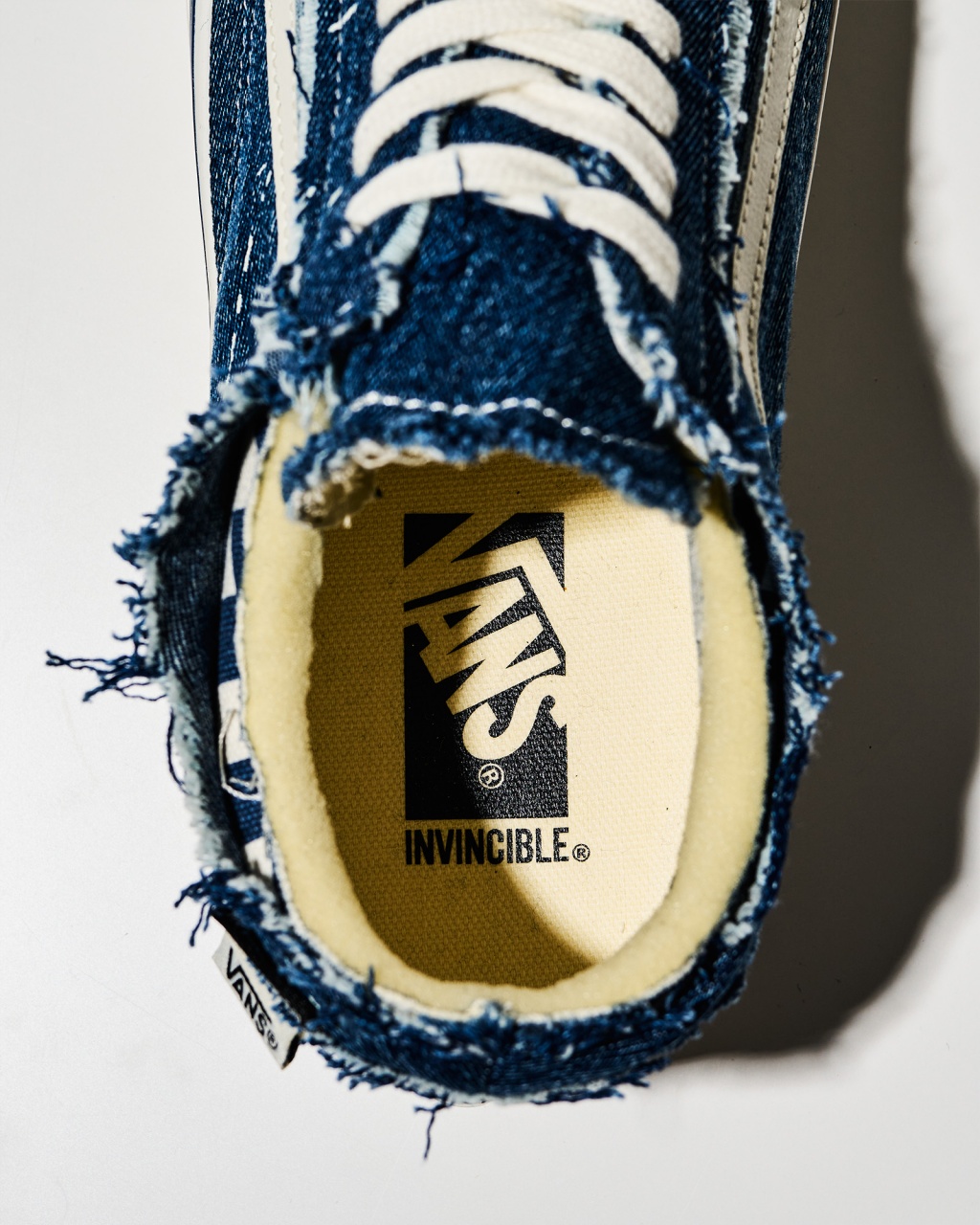 INVINCIBLE® × Vans 全新聯名鞋款登場！解構、雙層鞋面、磨損美學再升級！