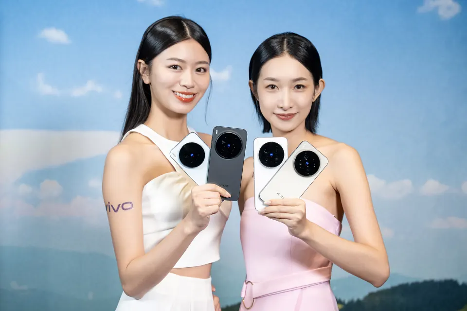 vivo X300 Pro以僅7.99mm的輕薄機身，結合6.78吋螢幕與微弧直邊中框，共推出沙漠棕、雪峰白、晴空藍、星辰黑四款質感色系。