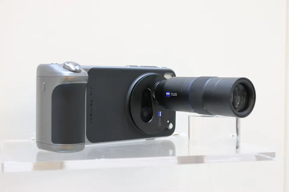 vivo X300 Pro搭配專屬增距鏡後，更可延伸至400mm超遠距精準追焦，無論是舞台上快速移動的舞者，或山巒間掠過的飛鳥，都能被清晰捕捉於畫面之中。