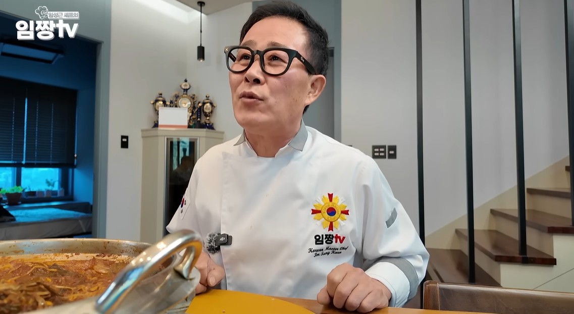 《黑白大廚2》林盛根自爆酒駕、被吊銷駕照。(圖:影片截圖)