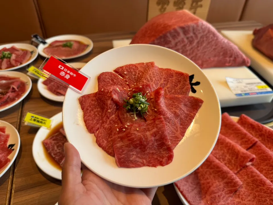 以腿部肉為主的赤身部位,也能保有細緻油花與柔嫩口感