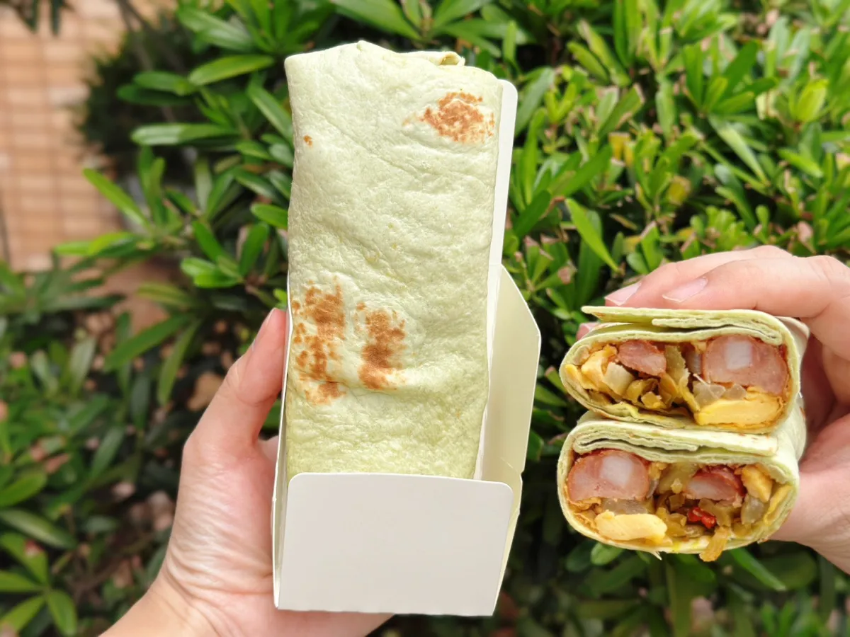 「香菜風味嘎香腸ㄟ捲餅」靈感取材自花生捲冰淇淋和大腸包小腸，選用香菜籽磨製成淡綠色捲餅皮，包裹蒜味香腸與辣炒酸菜，撒上花生粉後帶來鹹甜層次口感。