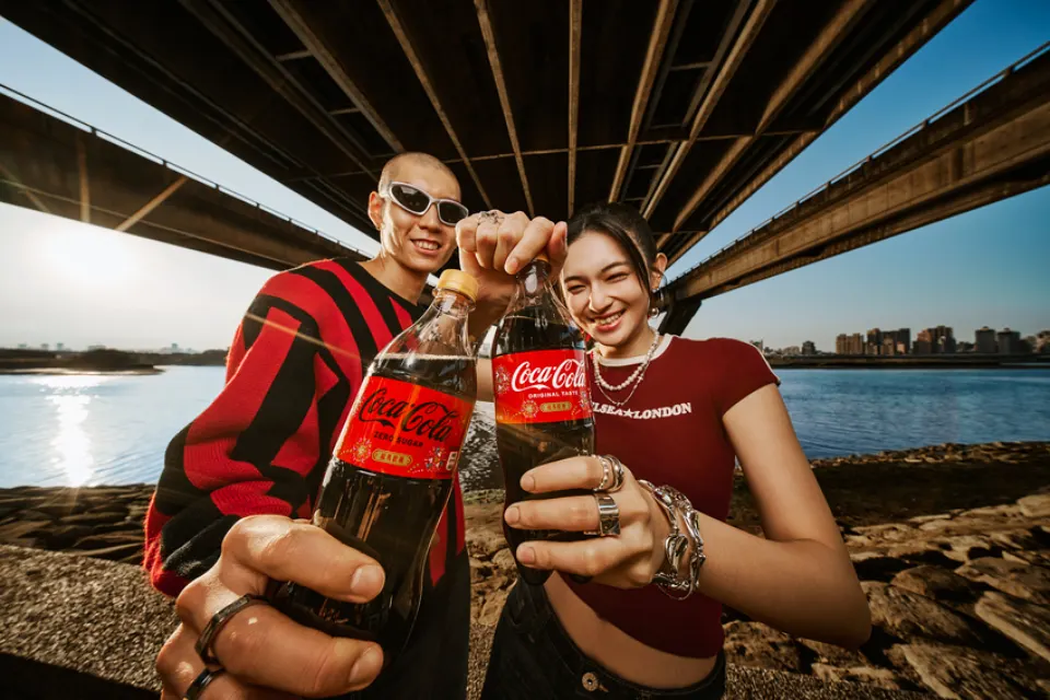 「可口可樂」以馬年為靈感，推出吸睛亮眼的新年限定瓶身「Coke！馬年綻放瓶」。