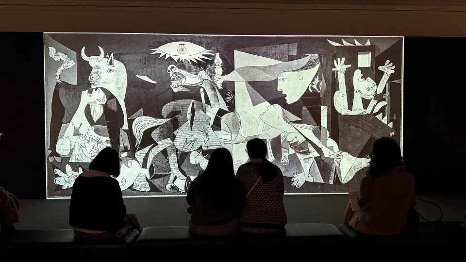 由 SPEY 獨家呈獻，《永恆畢卡索》以光影與聲響層層剝開大師創作靈魂，觀眾在展區中行走，追隨色彩與節奏，體驗藍色與粉紅時期的流動情感、立體派的視覺革命