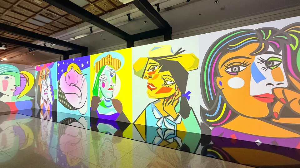 由 SPEY 獨家呈獻，《永恆畢卡索》以光影與聲響層層剝開大師創作靈魂，觀眾在展區中行走，追隨色彩與節奏，體驗藍色與粉紅時期的流動情感、立體派的視覺革命