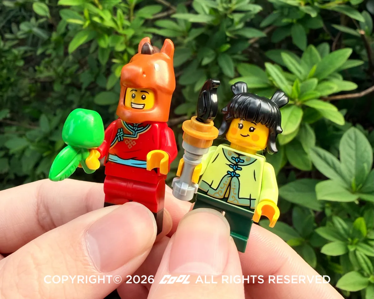 樂高 80119駿馬奔騰圖 盒組內有2隻呼應主題的 樂高人偶。