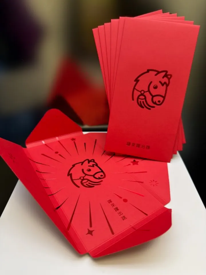 買 AirPods Pro 3 馬年特別款，送特別款紅包袋，數量有限，送完為止。