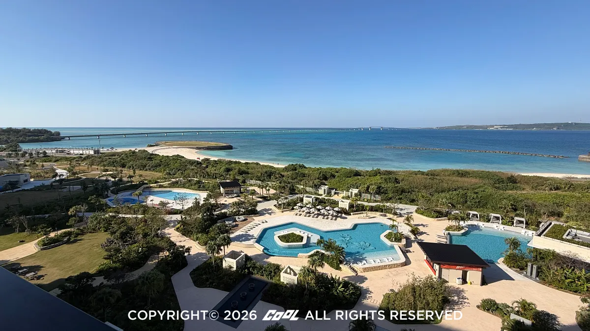 正對伊良部大橋的宮古島希爾頓渡假酒店，能隨時將碧海藍天盡收眼底。