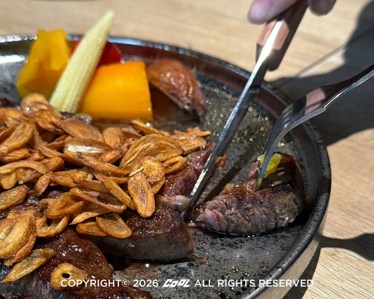 鋪上滿滿蒜片的TOK蒜香重磅牛排，超犯規