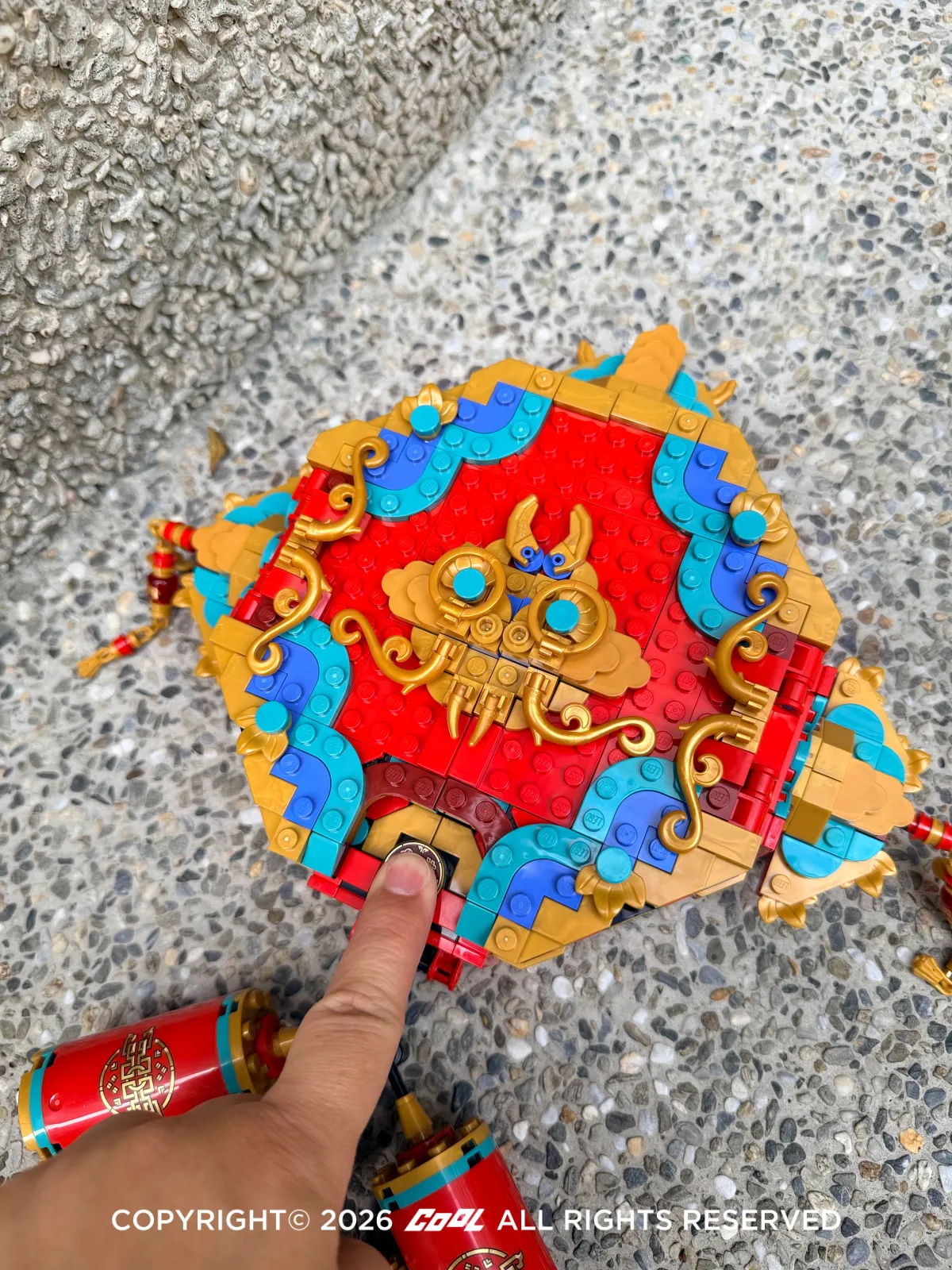 樂高「80118 迎福鞭炮」暗藏可動機關，開門見財神爺